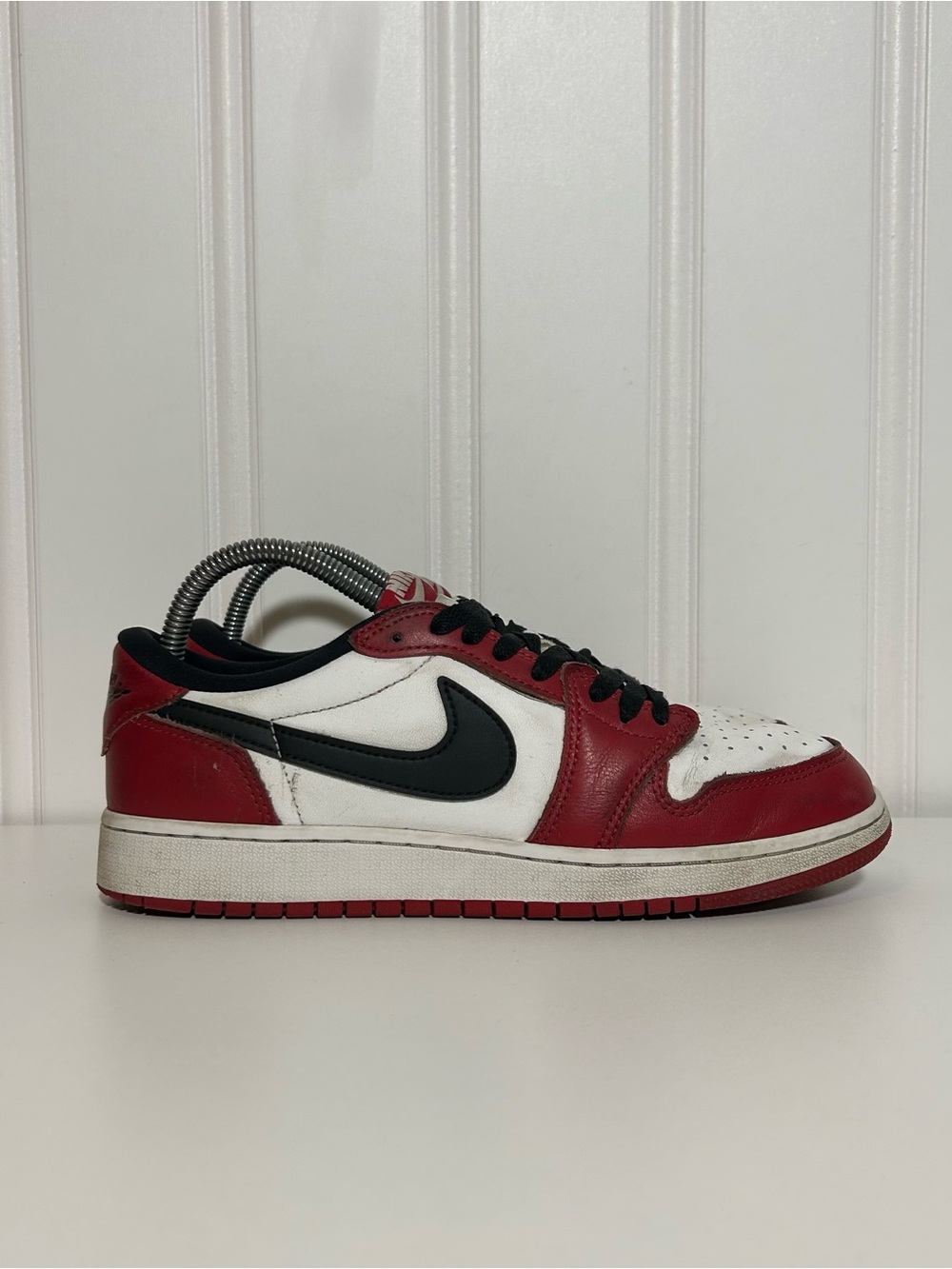 Jordan 1 low Chicago Low Top Sneaker in White, Red & Black